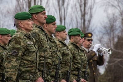 vojnici u odorama stoje jedan pored drugog