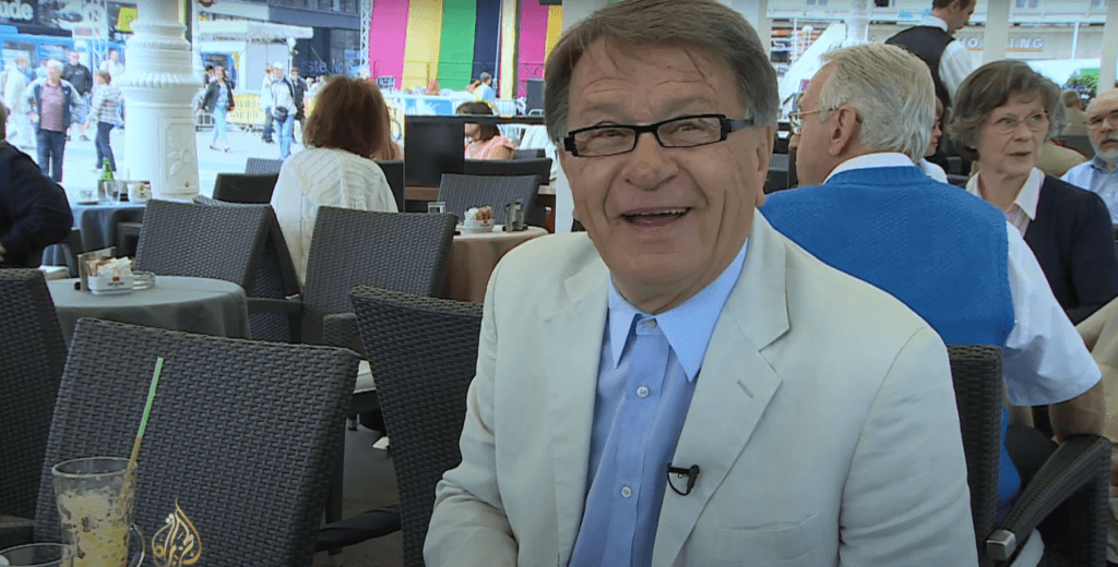 Ćiro Blažević u bijelom odijelu u kafiću