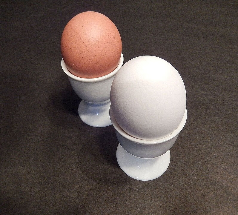 smeđe i bijelo jaje u posudici