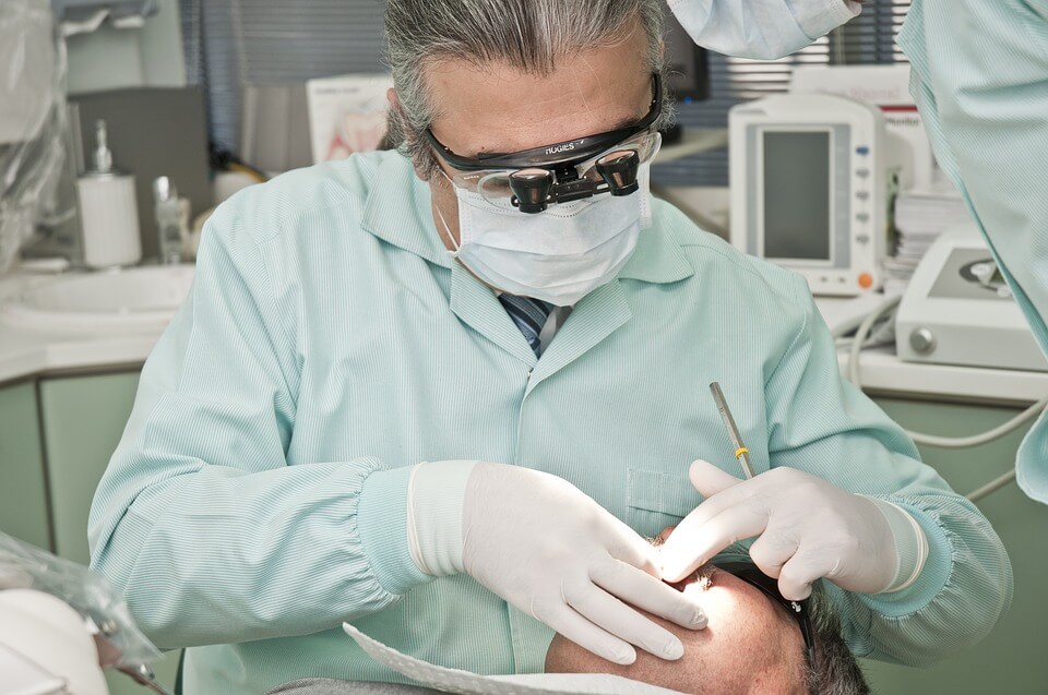 Zubar popravlja zube pacijentu