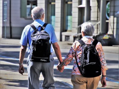 Umirovljenici hodaju držeći se za ruke