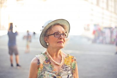 Starija gospođa u haljini sa šeširom