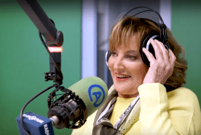 tereza kesovija na gostovanju na radiju ispred mikrofona u studiju