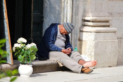beskućnik ispred ulaza