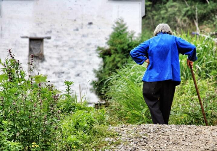 Starija osoba stoji okrenuta leđima