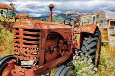 crveni traktor u polju
