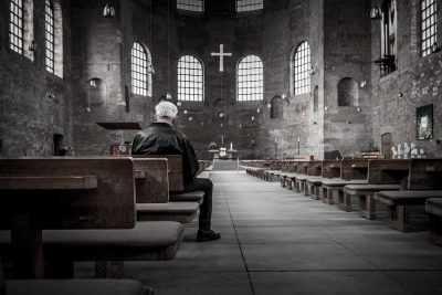 Umirovljenik u crkvi