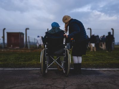Osoba u invalidskim kolicima i druga ženska osoba koja stoji pored nje