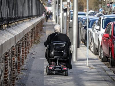 Umirovljenica u invalidskim kolicima