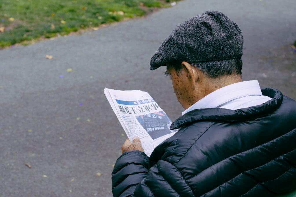 umirovljenik čita