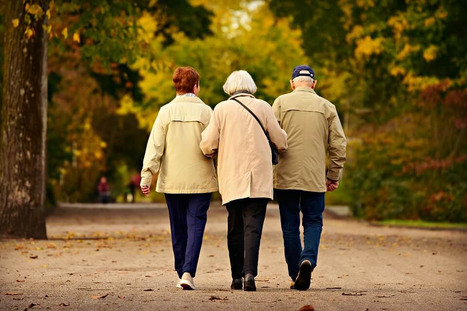 Starije osobe hodaju