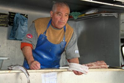 stariji radnik radi u ribarnici