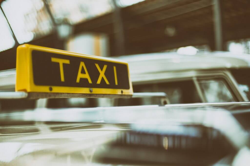 Znak taxi na automobilu