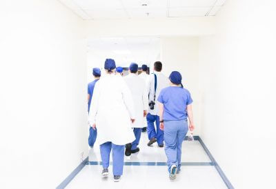 Liječnici u kutama i medicinske sestre odlaze iz hodnika