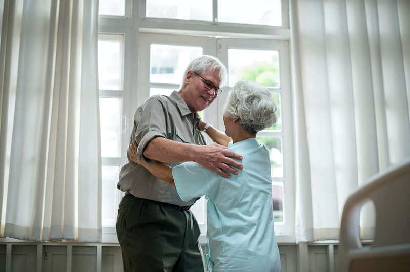 Stariji par pleše u prostoriji