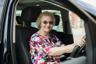 Starija ženska osoba u automobilu