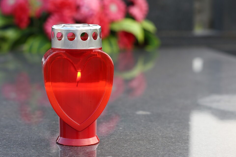 Crveni lampaš u obliku srca na grobu