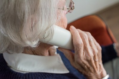 Umirovljenica razgovara na telefon