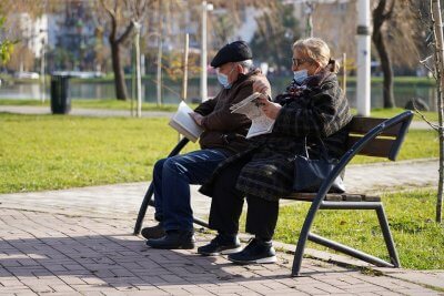starije osobe čitaju novine