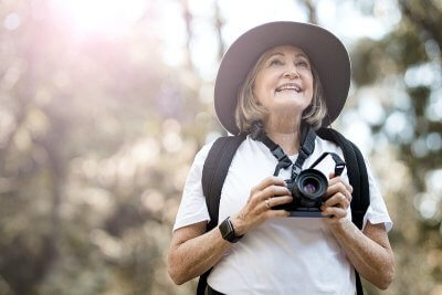 Umirovljenica drži fotoaparat u rukama i oduševljena je prizorom