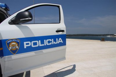policijski auto i more