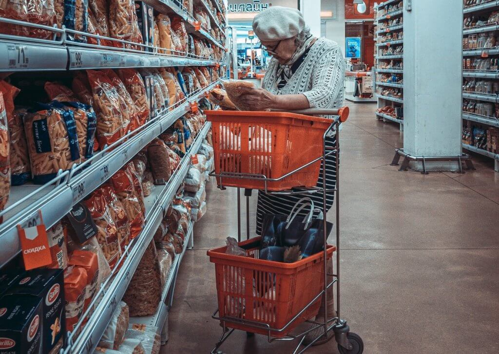 Starija umirovljenica u kupovini