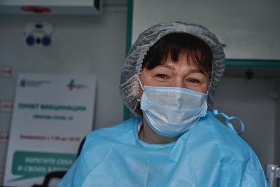 Medicinska sestra s maskom i zaštitinim odijelom