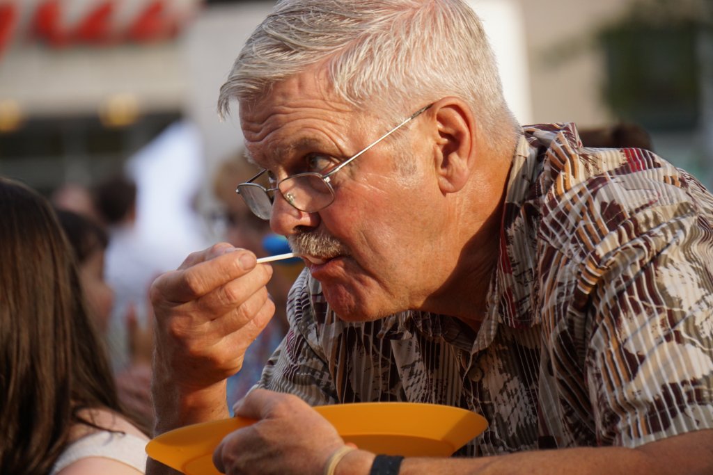 Umirovljenik jede hranu sa žlicom