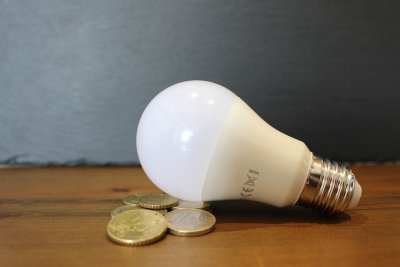 Žarulja naslonjena na kovanice