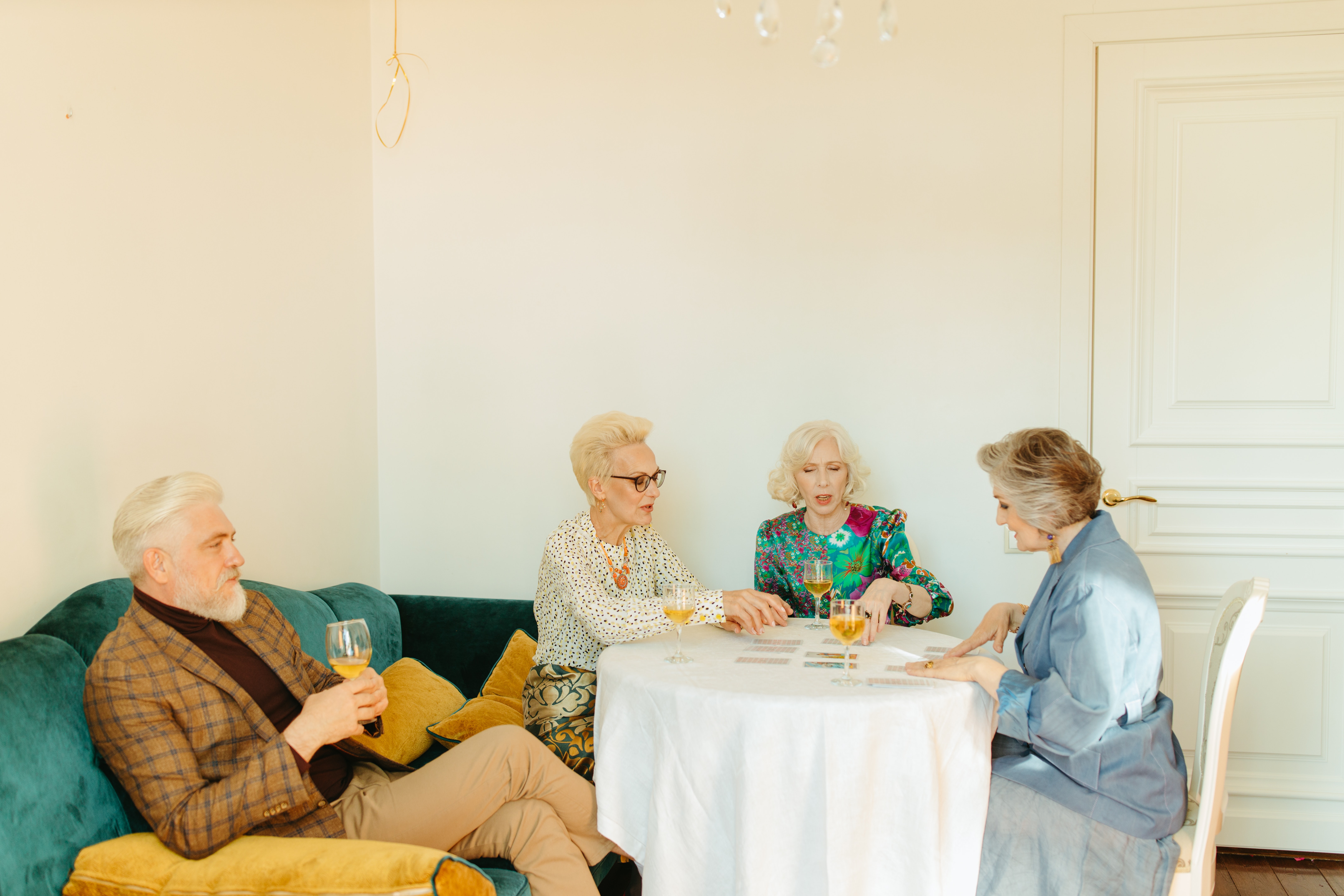 Umirovljenici razgovaraju za istim stolom