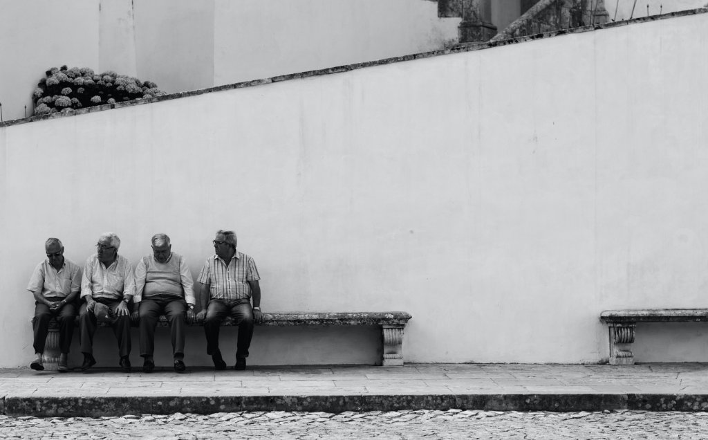 Dvoje umirovljenika sjedi na klupici