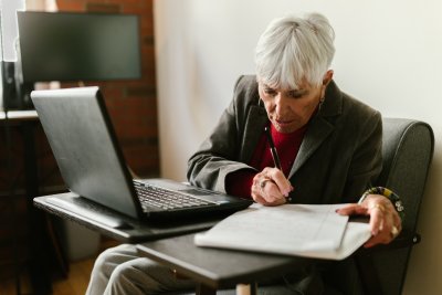 Kako sastaviti pritužbu na rad doma za starije | Pexels