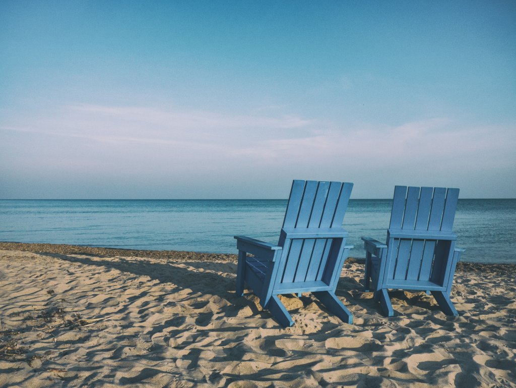 Pješčana plaža s dvije plave stolice