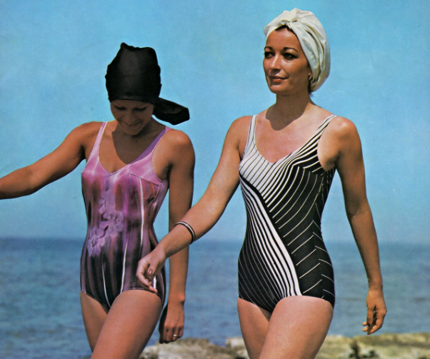 Dvije žene u kupaćim kostimima iz prošlosti
