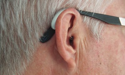 Slušni aparat na uhu starije muške osobe
