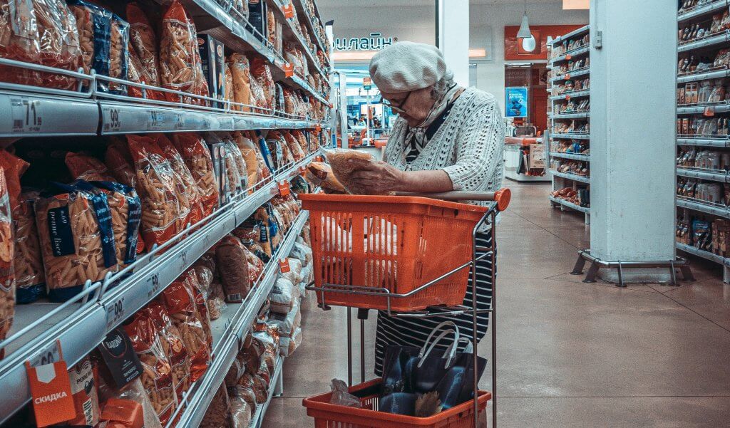 Starija ženska osoba u trgovini