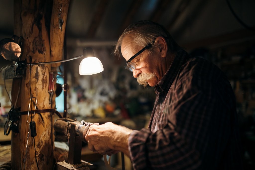 Umirovljenik popravlja u svojoj radionici