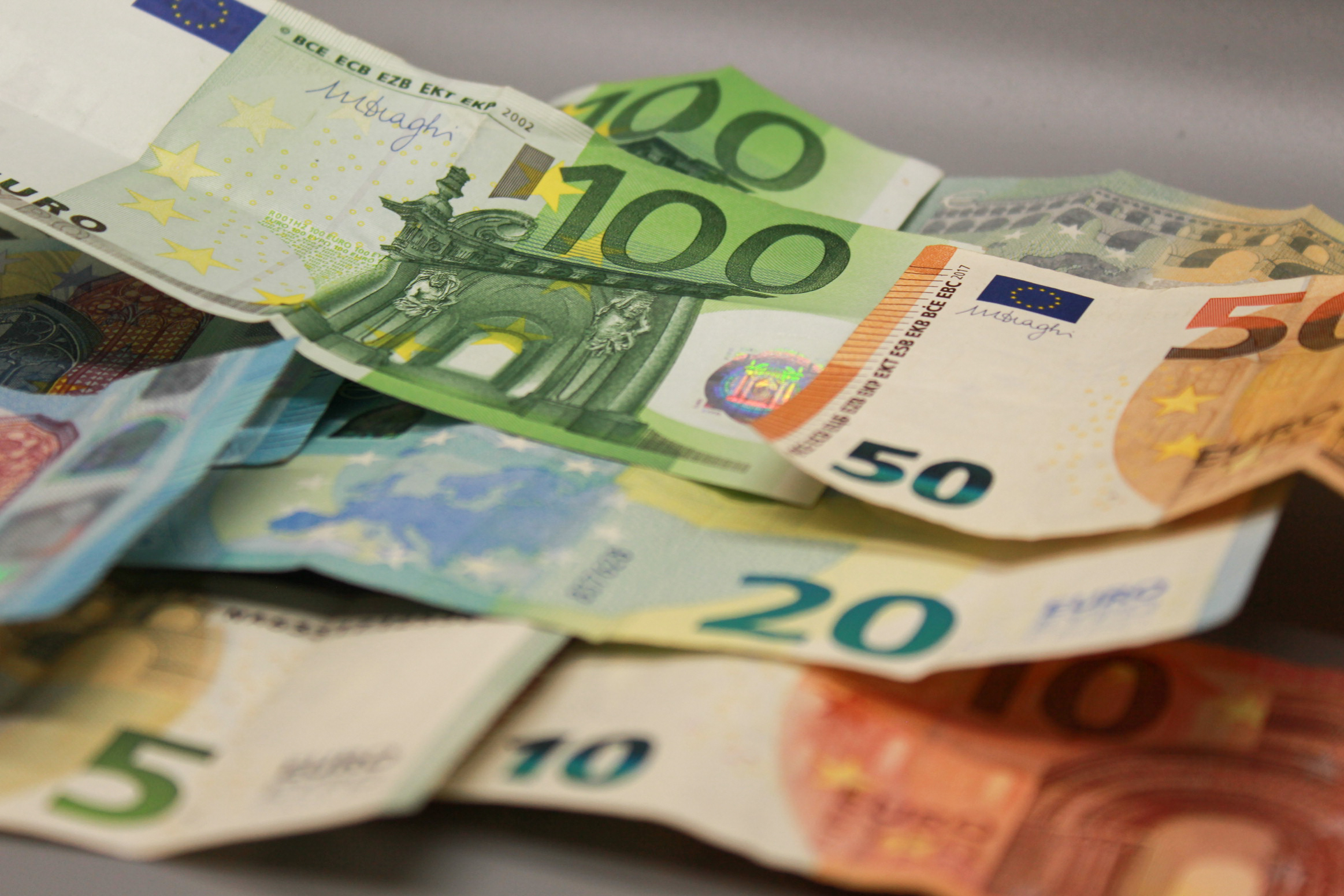 novčanice eura u različitim apoenima