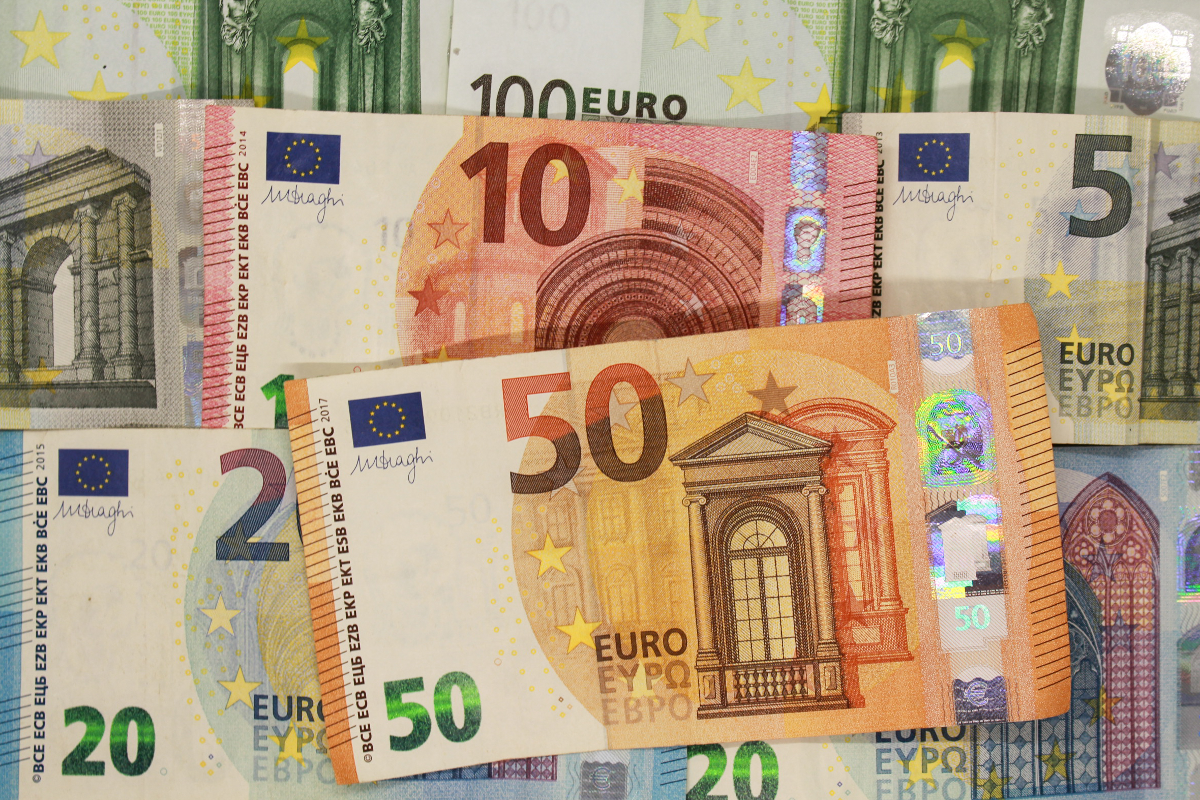 Novčanice eura u raznim apoenima