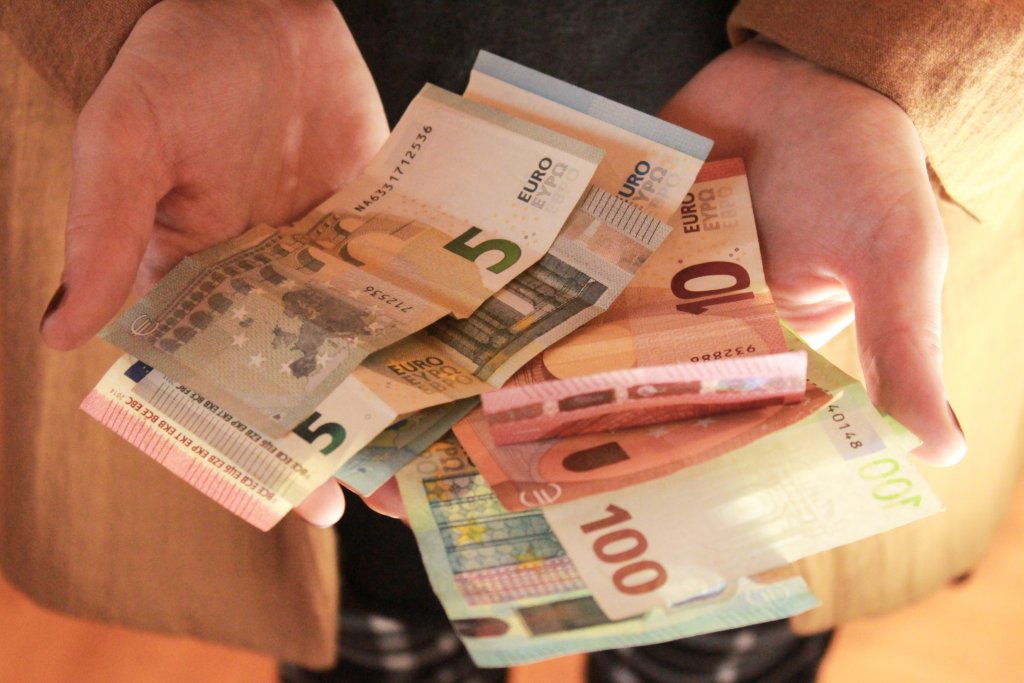 Novčanice eura u rukama