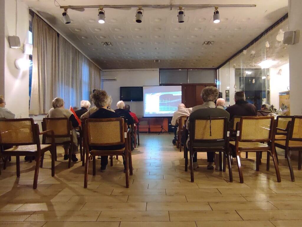 Umirovljenici sjede u prostoriji za druženje u Domu za starije Maksimir