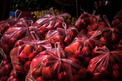 Tanke plastične vrećice u kojima su crvene paprike