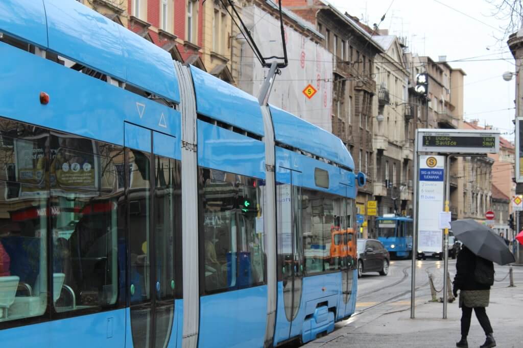 Plavi zagrebački tramvaj na stanici