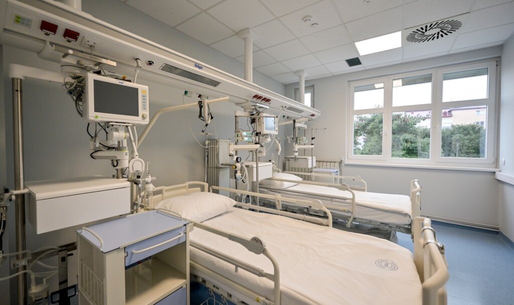 Dva prazna bolnička kreveta s monitorima u Jedinici za moždani udar u Varaždinu