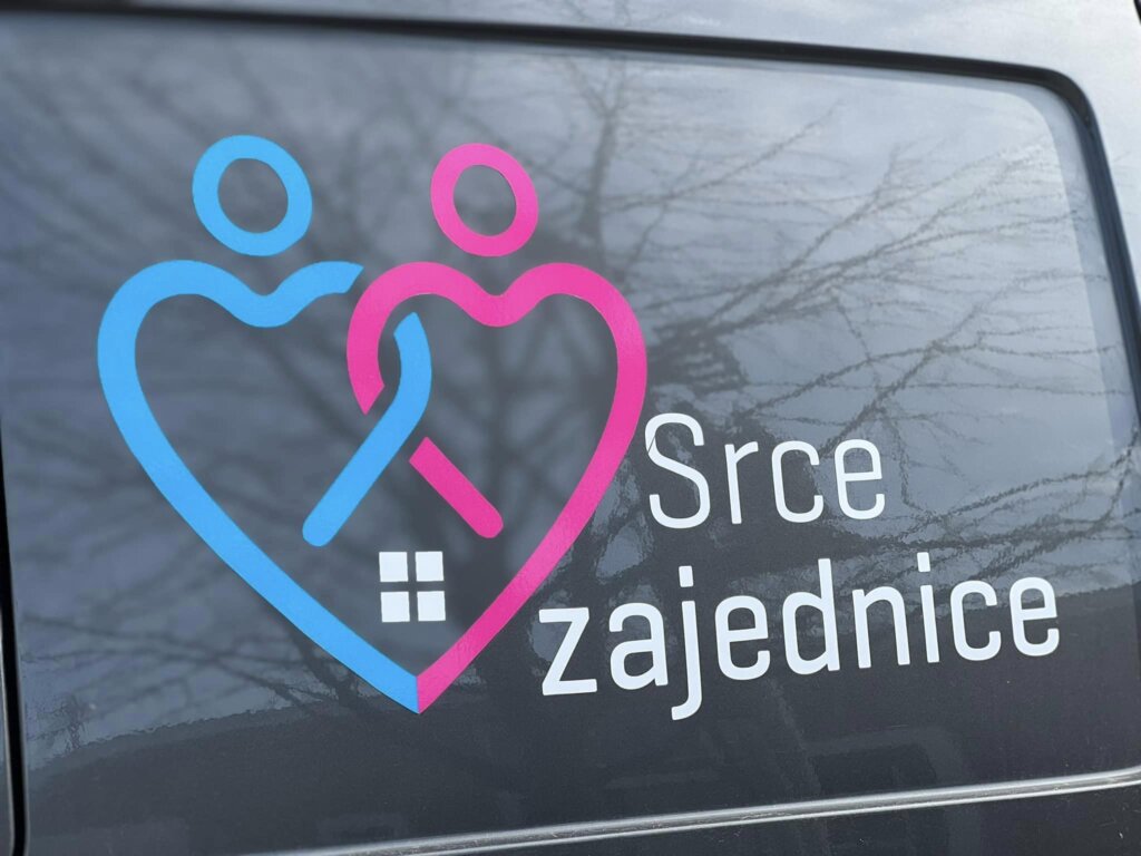 Logo projekta Srce zajednice na automobilu