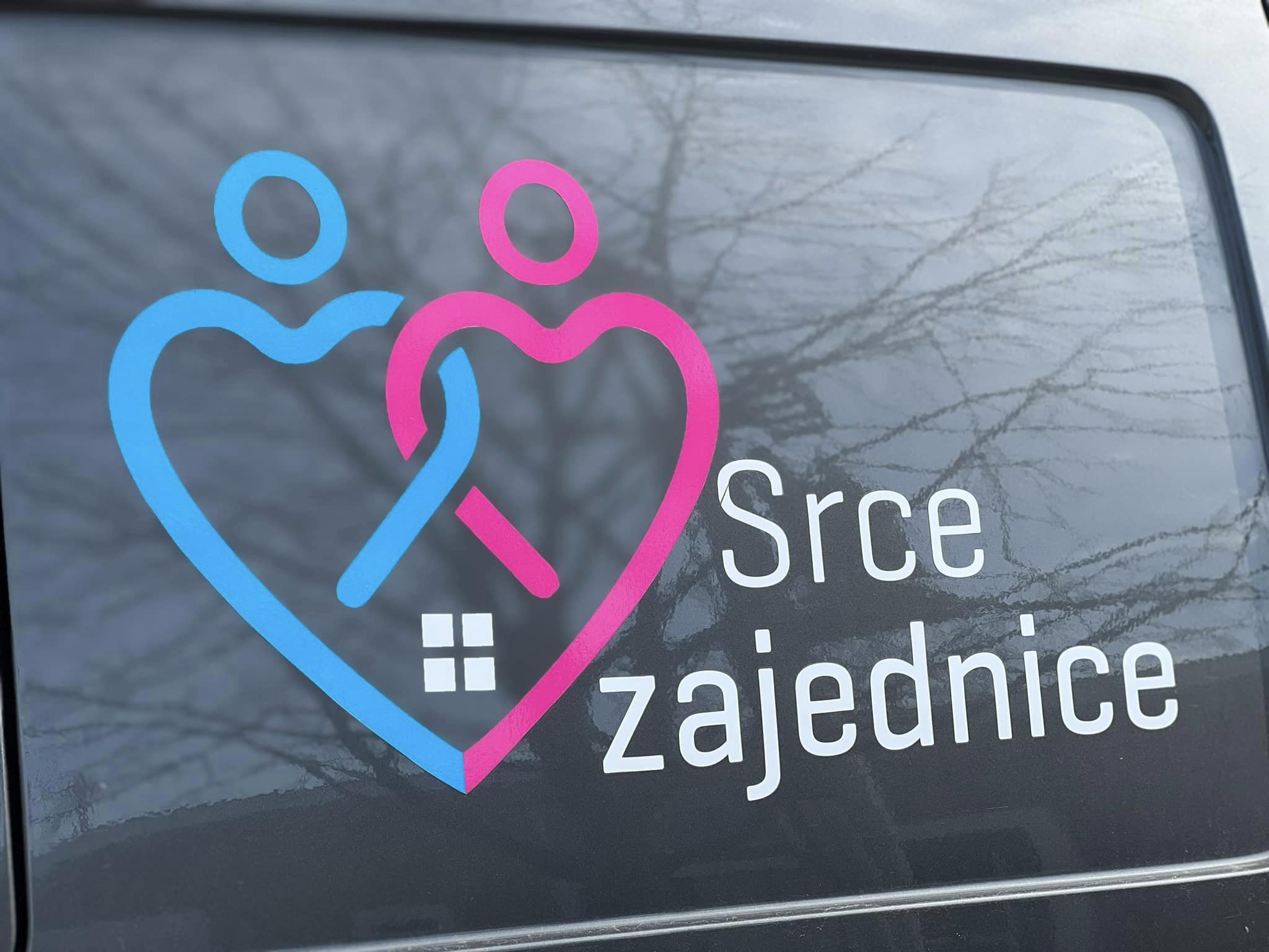 Logo projekta Srce zajednice na automobilu 