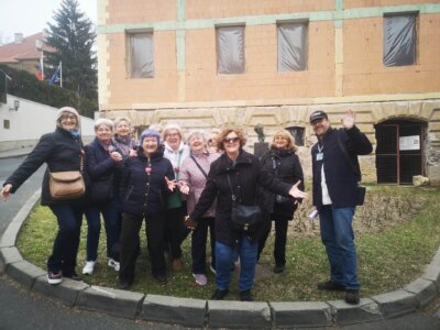 Umirovljenici stoje i poziraju za vrijeme obilaska grada