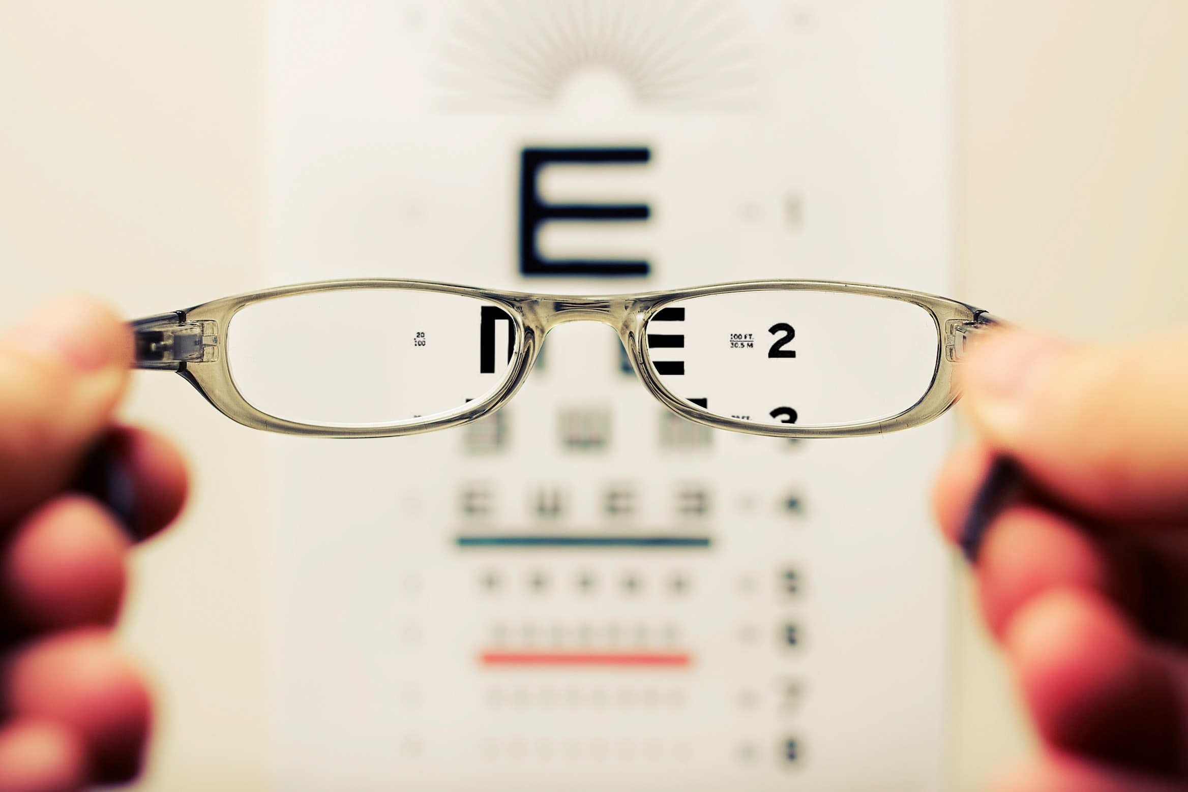 Naočale kroz koje se vide slova za pregledavanje vida.