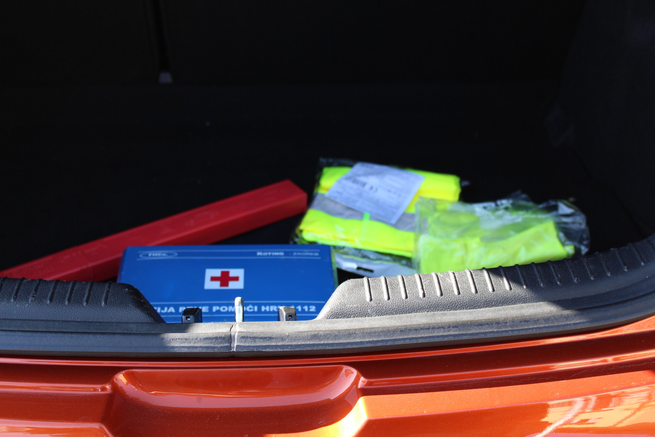 Oprema u autu: kutija prve pomoći, zaštitni prsluk, trokut