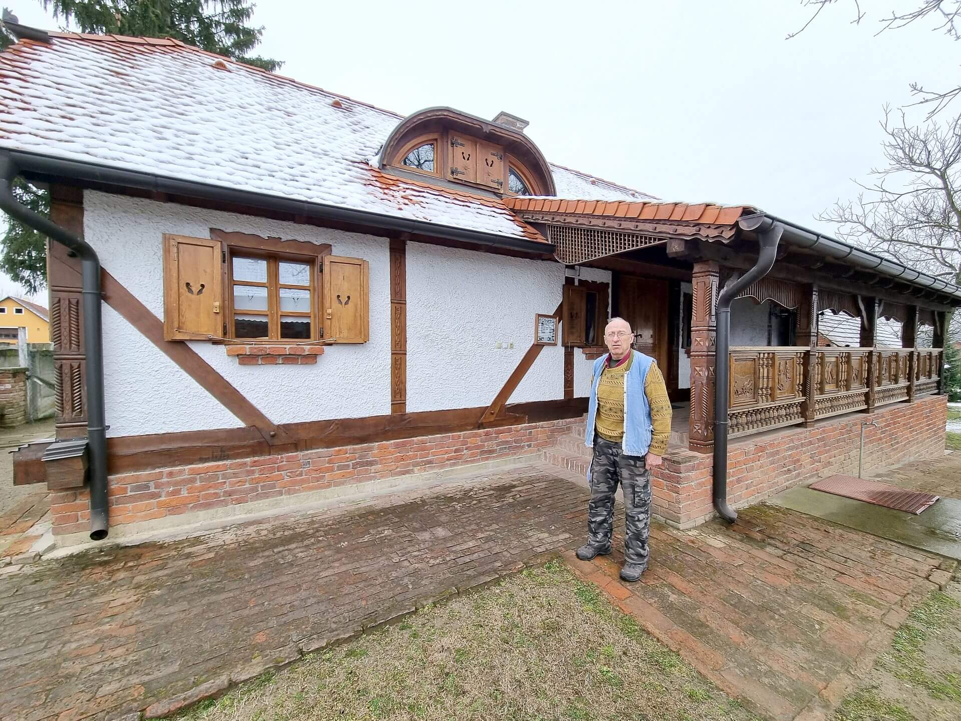 Umirovljenik Luka ispred kuće koju 